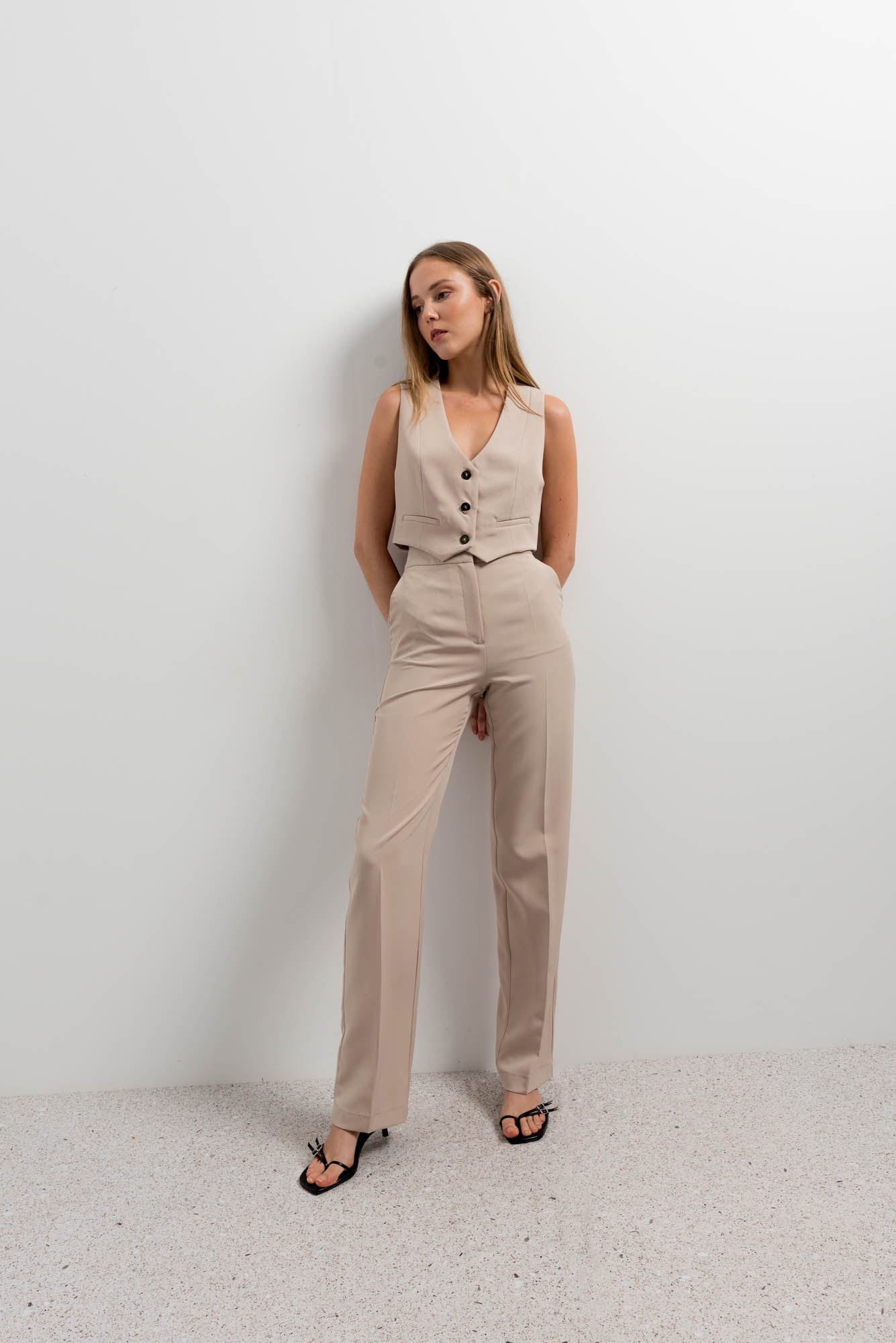 Sleeveless crop suit